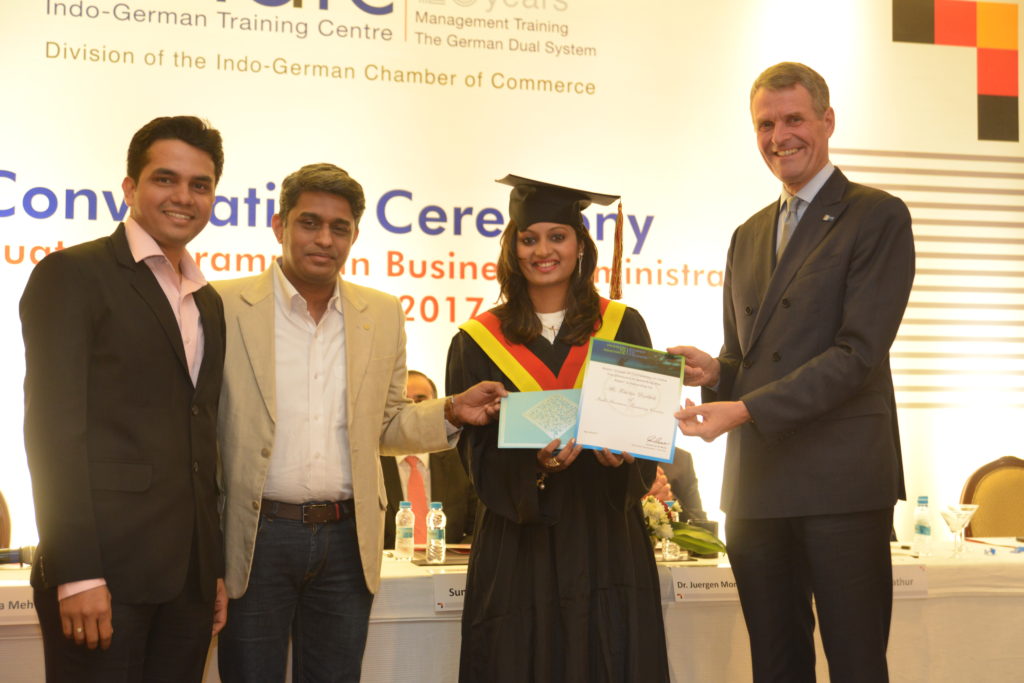 16 (16) Kshitija Datkhile recruited by Wacker Chemie India, receives the Bayer Scholarships “Championing Success” award from Vaibhav Rane, Expert – Talent Attraction