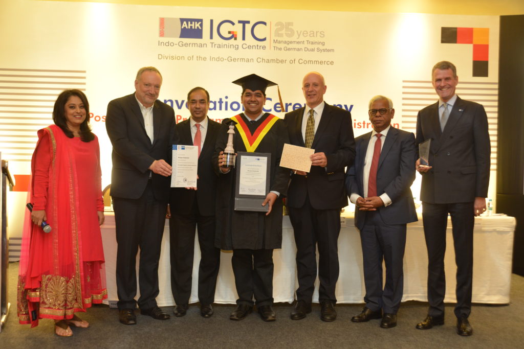 16 (17) Bhargav Ghatpande, recruited by Bajaj Allianz General Insurance Co. Ltd. receives the ‘Siemens Excellence Award’ (l-r) Radhieka Mehta, Director, IGTC, Georg Sp