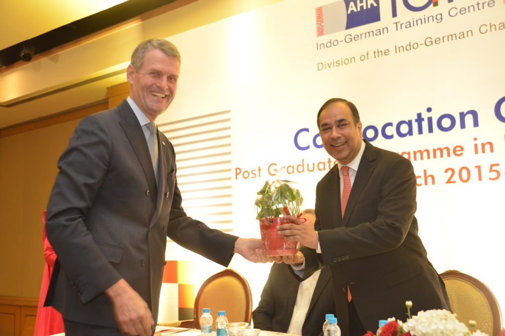 16 (20) Sunil Mathur, Chief Guest and MD & CEO, Siemens Ltd. recieves a token of appreciation from Bernhard Steinruecke, Director General, IGCC