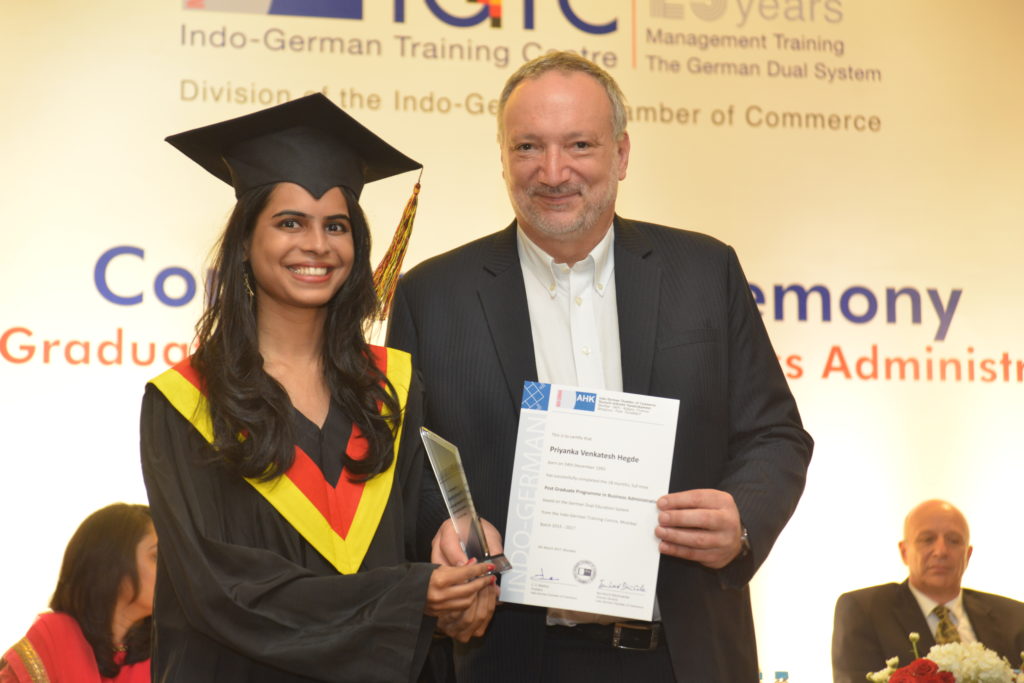 16 (7) Priyanka Hegde from PGPBA Batch 2015-2017, recruited by Mercedes-Benz India receives her certificate Georg Sparschuh, President, SCHOTT Glass India Pvt. Ltd.